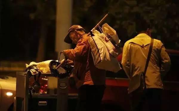 含著淚看完的！一位拾荒老人，溫暖了整個(gè)人間