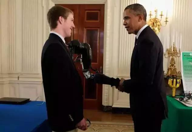 19歲少年發(fā)明了用意念控制手臂，震驚世界！