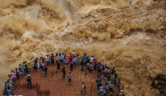 云南虎跳峽“超級山洪”：游客淡定拍照，作死